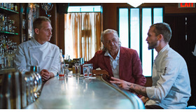 『シューマンズ バー ブック』-(C) 2017 Thali Media