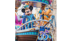 ミッキーマウスとプルートが操縦しているのは？