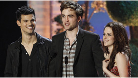 MTVムーヴィー・アワード授賞式に登壇した『トワイライト』キャスト陣 -(C)Reuters/AFLO