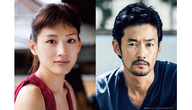 主人公を演じる綾瀬はるかと主人公にプロポーズする竹野内豊