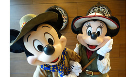 カメラをのぞきこむかわいいミッキーマウス☆