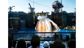 大進化した、人気ライブ・スタントショー「ウォーターワールド」