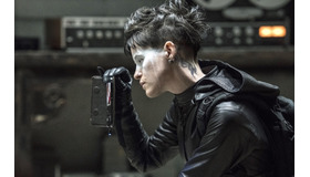 『蜘蛛の巣を払う女』