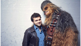オールデン・エアエンライク＆チューバッカ『ハン・ソロ／スター・ウォーズ・ストーリー』／photo：You Ishii