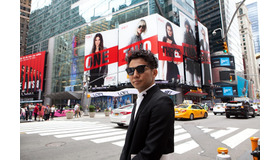 ＠タイムズスクエア本作のビルボード前に佇む綾部まるでもう一人の”オーシャンズ”　ピース綾部『オーシャンズ8』（C） 2018 WARNER BROS. ENTERTAINMENT INC., VILLAGE ROADSHOW FILMS NORTH AMERICA INC. AND RATPAC-DUNE ENTERTAINMENT LLC