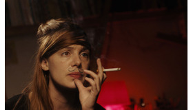 『若い女』(C) 2017 Blue Monday Productions