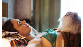 『若い女』(C) 2017 Blue Monday Productions