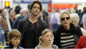 8月20日、ロンドン・ガトウィック空港で目撃されたケイトと恋人のルイス、子供たち -(C) Splash/AFLO