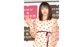 桜井日奈子／「桜井日奈子 2019カレンダーブック」（発売中）の手渡し会＆握手会にファン1000人