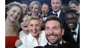 エレン・デジェネレスの周りに集まったスターたち-(C) Getty Images