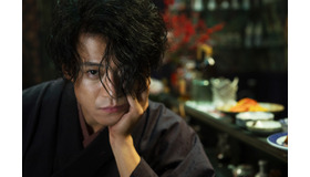 太宰治役小栗旬／蜷川実花監督撮影（C） 2019 『人間失格』製作委員会