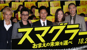 『スマグラー　おまえの未来を運べ』完成披露試写会にて（左から）安藤政信、永瀬正敏、妻夫木聡、松雪泰子、高嶋政宏