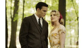 ルーシー・ボーイントンの可憐なワンピース／『ライ麦畑の反逆児　ひとりぼっちのサリンジャー』（C） 2016 REBEL MOVIE, LLC. ALL RIGHTS RESERVED.