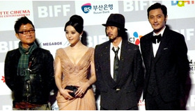 『マイウェイ 12,000キロの真実』より（左から）カン・ジェギュ監督、ファン・ビンビン、オダギリジョー、チャン・ドンゴン　photo：Ayako Ishizu