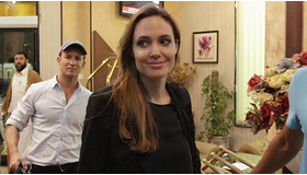 11日、ミスラタのホテルに訪れたアンジェリーナ　-(C)ロイター/AFLO