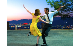 『ラ・ラ・ランド』　Photo credit: EW0001: Sebastian (Ryan Gosling) and Mia (Emma Stone) in LA LA LAND. Photo courtesy of Lionsgate.（C） 2016 Summit Entertainment, LLC. All Rights Reserved.