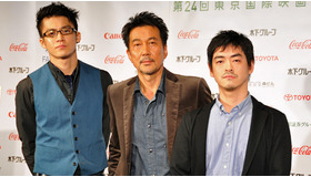 『キツツキと雨』会見にて（左から）小栗旬、役所広司、沖田修一監督