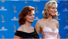 昨年のエミー賞授賞式に参加したスーザン・サランドン&エヴァ・アムーリ -(C) ロイター/AFLO