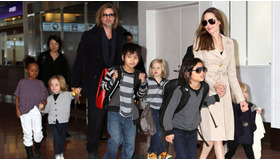 11月8日、羽田空港に到着したブラピ＆アンジー一家 -(C) Rex Features/AFLO