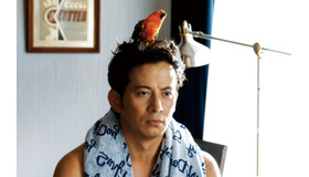 全裸でインコを頭に乗せるアキラ（岡田准一）『ザ・ファブル』（C）2019「ザ・ファブル」製作委員会