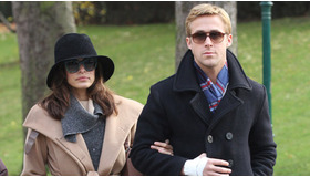 パリのペール・ラシェーズ墓地で散策するライアン・ゴズリング＆エヴァ・メンデス -(C) KCS/AFLO