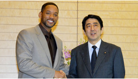 今度はウィルがニートを救う!?ウィル・スミス、安倍首相に表敬訪問