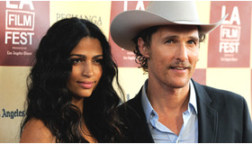 ロサンゼルス映画祭に出席したマシュー・マコノヒー＆カミラ・アルヴェス -(C) AP/AFLO