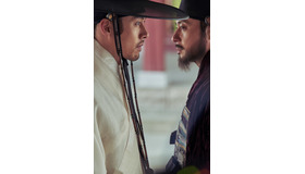 ヒョンビンVSチャン・ドンゴン『王宮の夜鬼』　(C) 2018 NEXT ENTERTAINMENT WORLD & LEEYANG FILM & REAR WINDOW. All Rights Reserved.