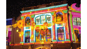 思わず立ち止まって見入っちゃう☆ハロウィーン期間限定夜の環境演出 (C) Disney