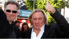 『フェア・ゲーム』の試写会に出席したジェラール・ドパルデューとブノワ・ドゥレピーヌ -(C) ロイター/AFLO