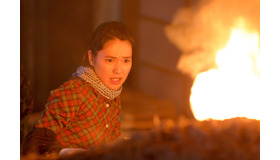 窯から吹き出す炎に驚く喜美子（第１回放送より）連続テレビ小説「スカーレット」（C）NHK