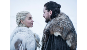デナーリス＆スノウ_場面写真「ゲーム・オブ・スローンズ 最終章」Game of Thrones （C） 2019 Home Box Office, Inc. All rights reserved.HBO（C） and related service marks are the property of HomeBox Office, Inc.Distributed by Warner Bros. Entertainment Inc.