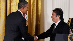 国民芸術勲章を受章したアル・パチーノ（右）とオバマ米大統領（左）　-(C) ロイター/AFLO