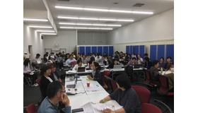 週一で行われている全体会議の様子。結構な人数ですが、これでもまだ一部です。