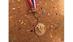 息子がもらった参加賞の金メダル