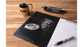 ステンレスマグ 1,900 円バインダー 2,500 円トレイ 1,200 円キーチェーン（靴べら） 1,300 円ステッカーセット 800 円ボールペン 4 色＆シャープペンシル〈ジェットストリーム〉1,800 円 (C) Disney(C) Disney (C) &TM Lucasfilm Ltd.