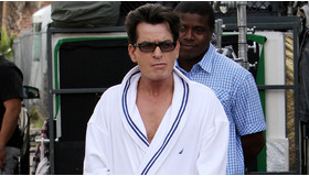 先月27日、新作映画の撮影現場でのチャーリー・シーン　-(C) Broadimage/AFLO