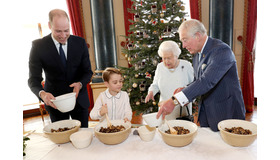 クリスマスケーキを作るジョージ王子 (C) Getty Images