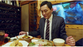 井之頭五郎(松重豊) 福岡「孤独のグルメ 2019大晦日スペシャル～緊急指令！成田～福岡～釜山 弾丸出張編！」（C）テレビ東京