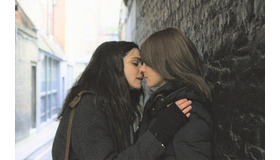 『ロニートとエスティ　彼女たちの選択』 （C）2018 Channel Four Television Corporation and Candlelight Productions, LLC.  All Rights Reserved.