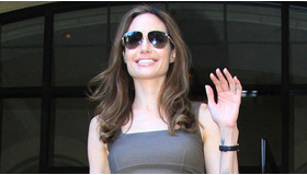 今月16日、婚約指輪を着けて満面の笑みで登場したアンジェリーナ　-(C) Splash/AFLO