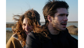 『ラブ・セカンド・サイト はじまりは初恋のおわりから』　(C) 2018 / ZAZI FILMS - MARS CINEMA - MARS FILMS - CHAPKA FILMS - FRANCE 3 CINEMA - C8 FILMS