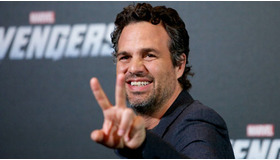 先月ベルリンで行われた『アベンジャーズ』フォトコールに応えるマーク・ラファロ　-(C) Rex Features/AFLO