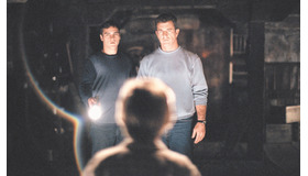 『サイン』 (C) APOLLO