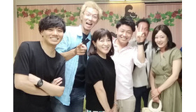 左から蛭田順也（七男・士郎役）、高尾晃市（長男・正平役）、岡江久美子（母・定子役）、中村端樹（八男・十次郎役）、日吉孝明（六男・十郎役）、滝沢幸代（次女・六都子役）