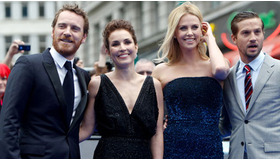 『プロメテウス』ワールド・プレミアにて（左から）マイケル・ファスベンダー、ノオミ・ラパス、シャーリーズ・セロン、ローガン・マーシャル＝グリーン