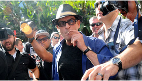 ロサンゼルスでホッケーを観戦したチャーリー・シーン -(C) Splash/アフロ