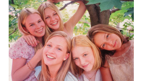 「STAR CHANNEL presents『オン・ザ・ロック』公開記念　ソフィア・コッポラ監督2本立て35mmフィルム上映」『ヴァージン・スーサイズ』（C）1999 by Paramount Classics, a division of Paramount Pictures. All Rights Reserved.