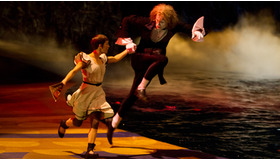 『シルク・ドゥ・ソレイユ 3D 彼方からの物語』  -(C) 2011 Cirque du Soleil Burlesco LLC. All Rights Reserved.