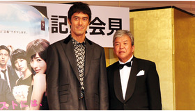 『カラスの親指』完成披露会見に出席した阿部寛＆村上ショージ
